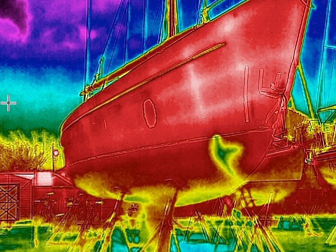 Termografia Nautica Grazie alla termografia è possibile ispezionare scafi in materiale composito,legno,vetroresina,gli impianti elettrici e meccanici.